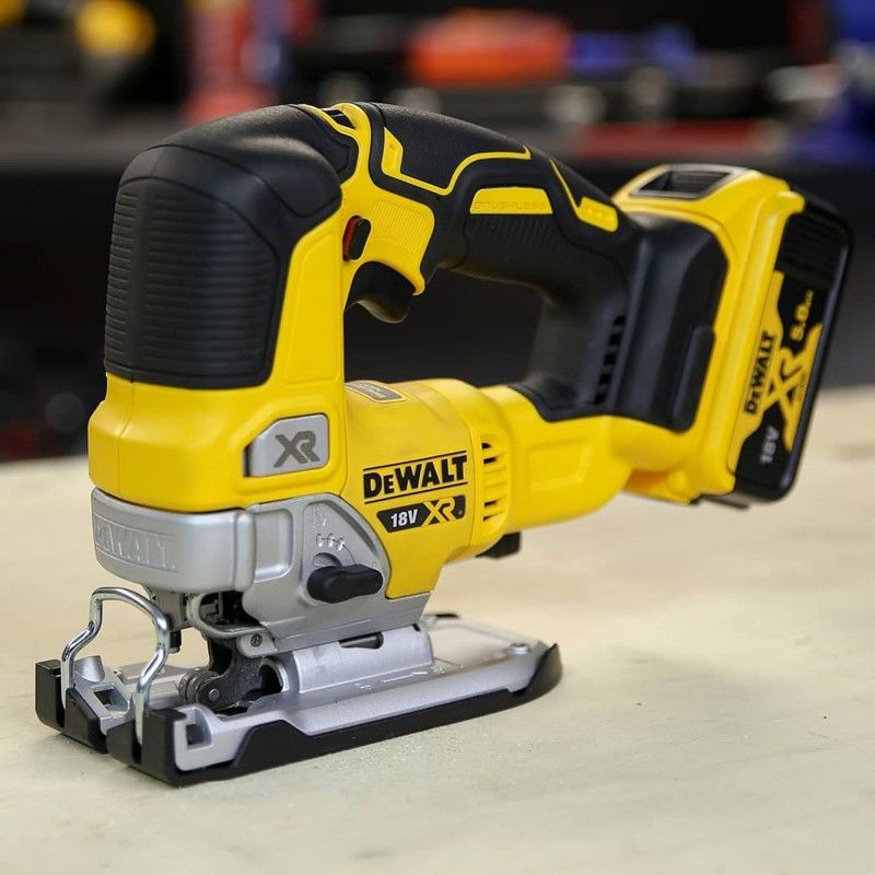 Dewalt borstelloze accu decoupeerzaag XR 18V 135mm met koffer en 2 x 5Ah accu's DCS334P2