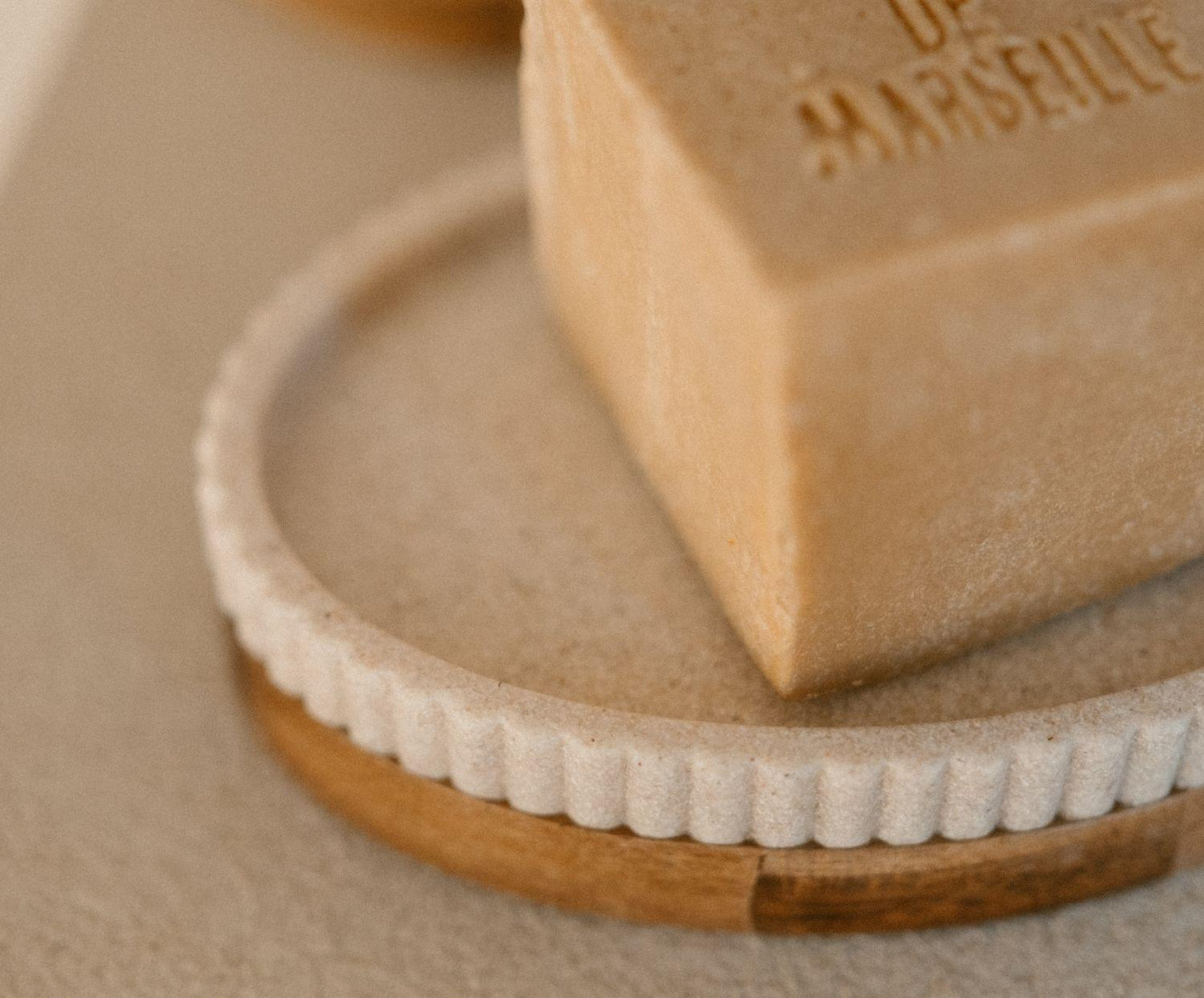 Beige zeepbakje van polyresin en acaciahout 14×9,5×3 cm Andrea House