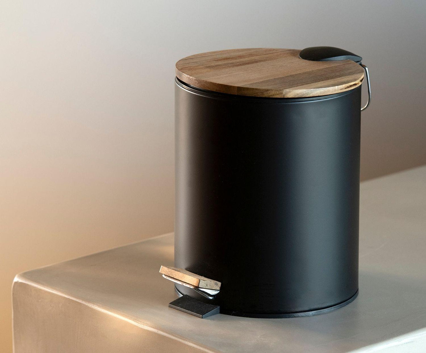 Zwarte badkamerprullenbak van metaal en hout 5L Andrea House