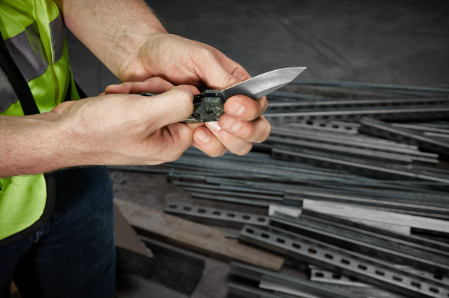 Mes met scherp lemmet, camouflage FASTBACK Milwaukee