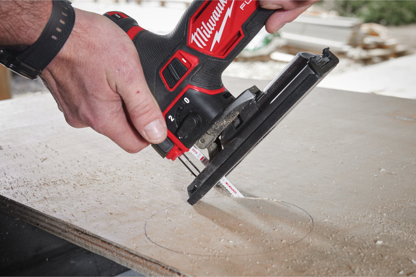 Milwaukee M12 Fuel subcompacte decoupeerzaag + 2Ah-accu + 4Ah-accu + oplader + koffer M12 FJS-422X