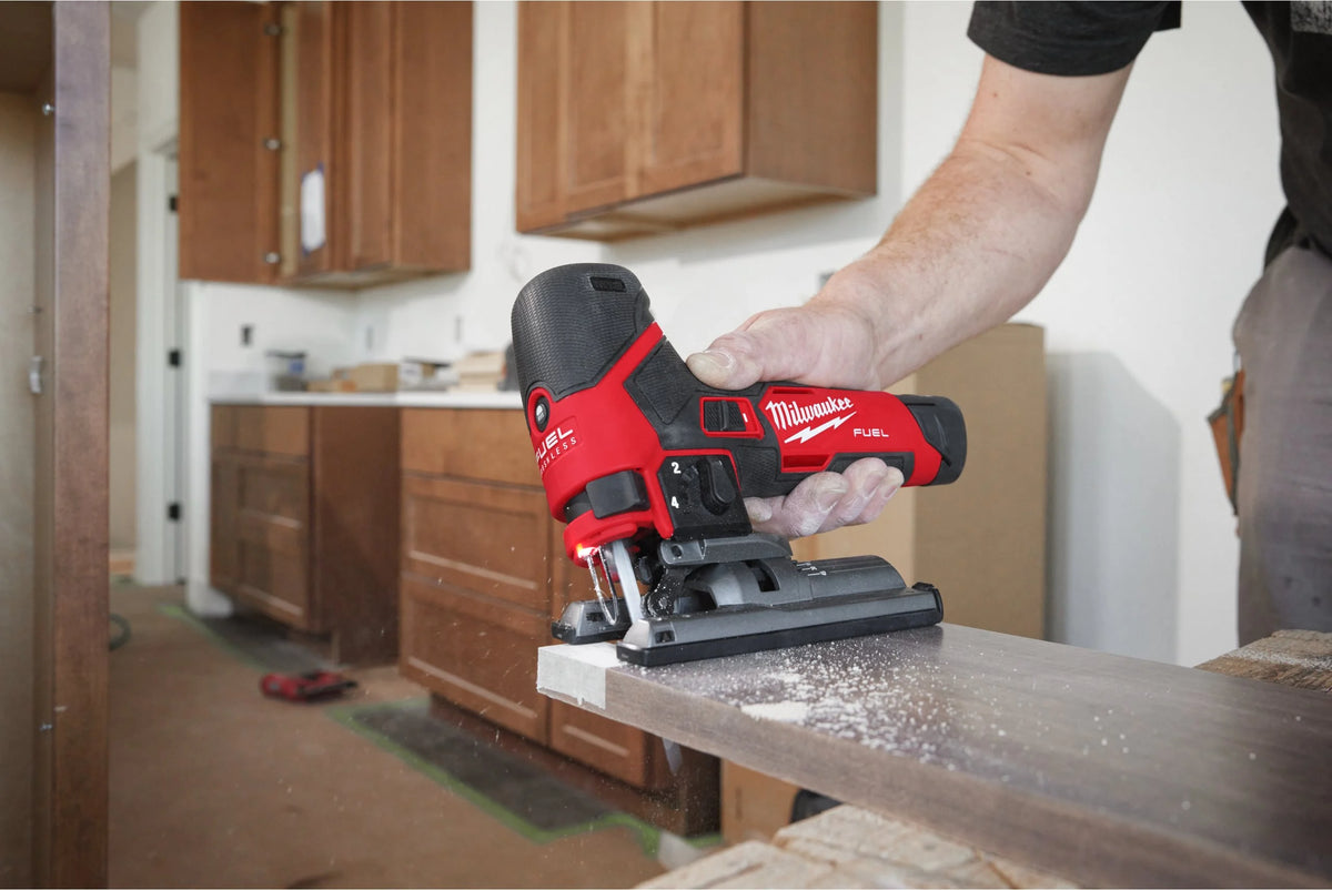 Milwaukee M12 Fuel subcompacte decoupeerzaag + 2Ah-accu + 4Ah-accu + oplader + koffer M12 FJS-422X