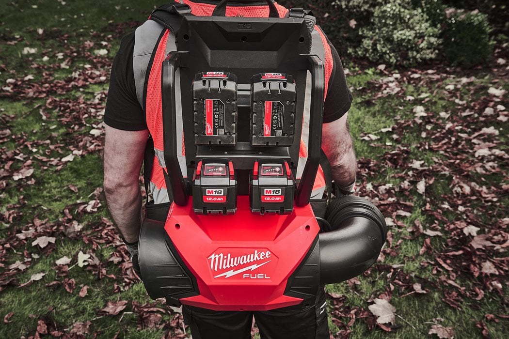 M18 Brandstofrugzakblazer + 2bat + Milwaukee M18 Multipoortlader F2BPB-124